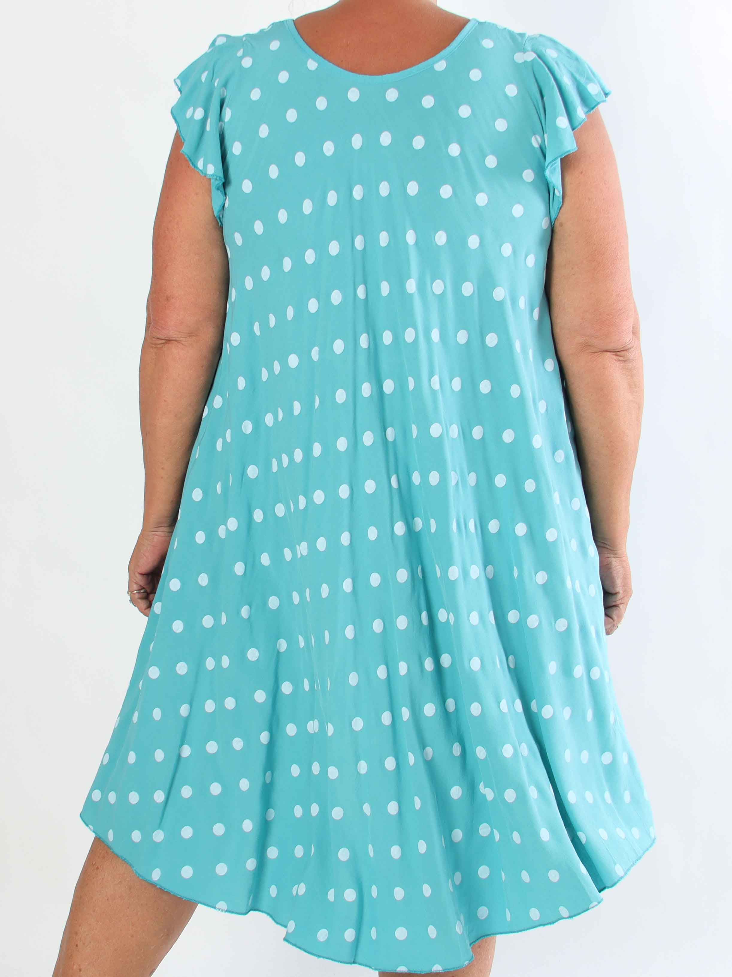 Elinora - Feminin plus size kjole i blød viskose med fine prikker og elegante flæseærmer